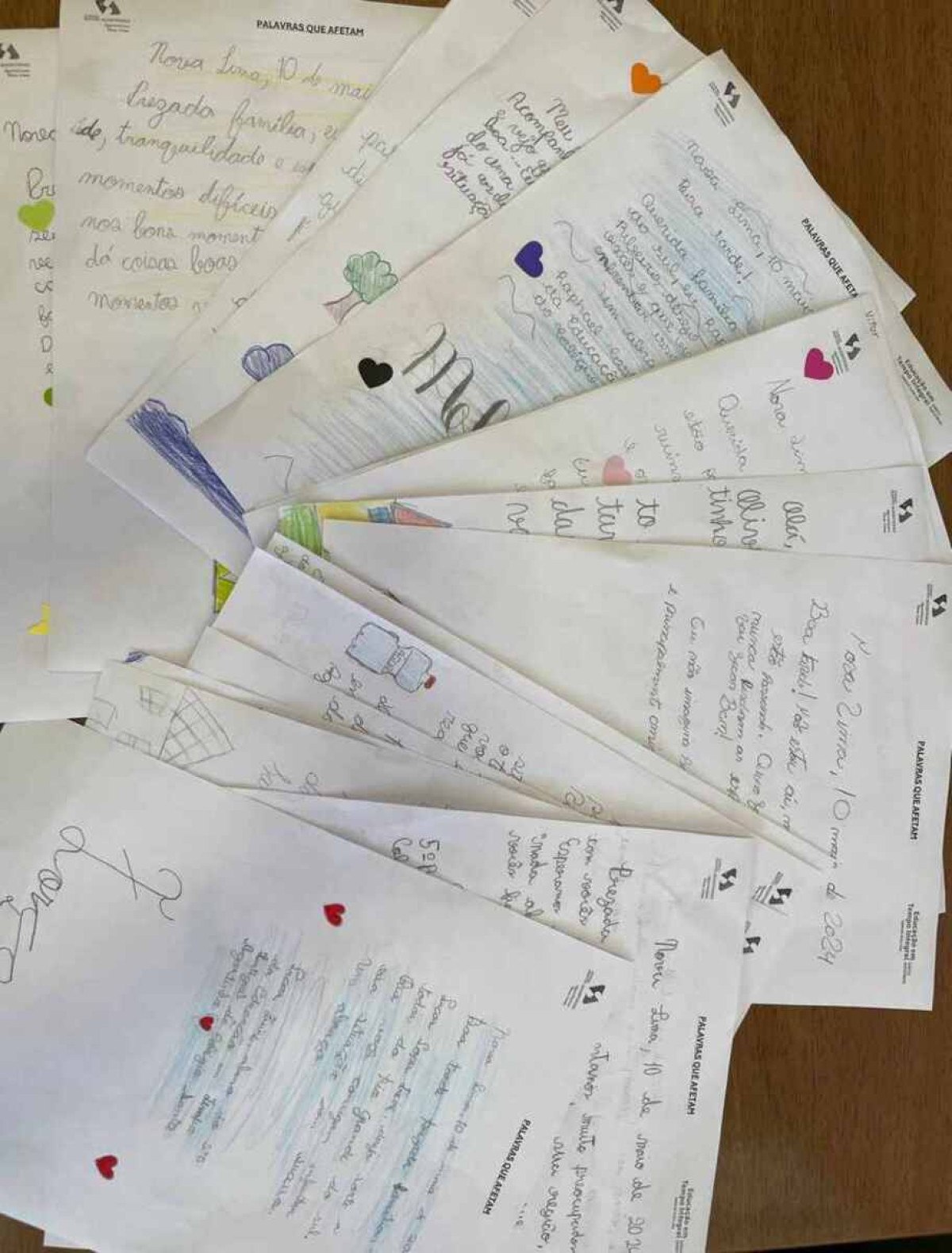 Estudantes do 5° ano decidiram escrever cartas com mensagens de força, acolhimento e esperança às pessoas afetadas pela catástrofe climática no RS 