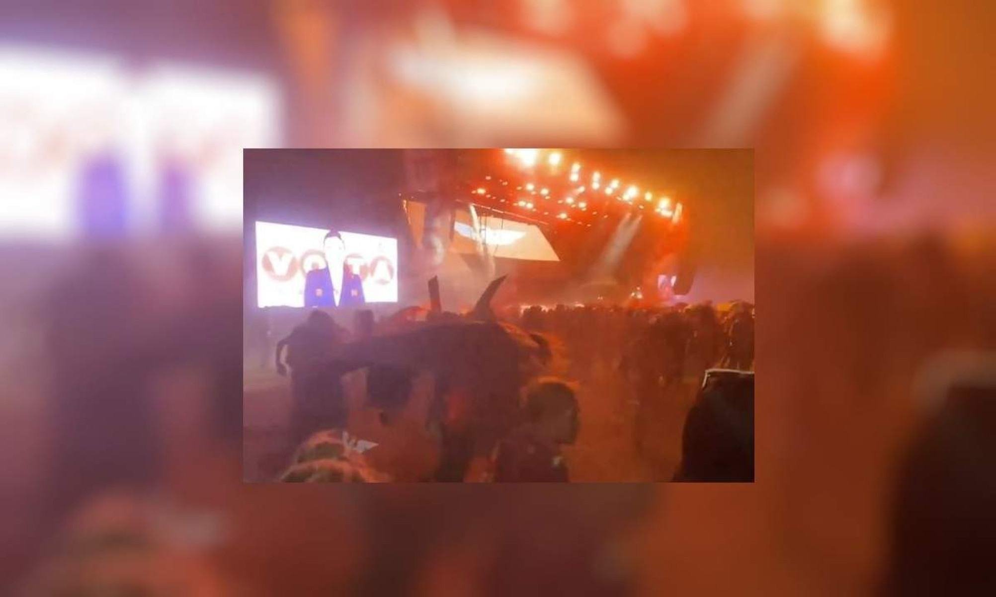 Pessoas correm quando palco de com&iacute;cio pol&iacute;tico desaba sob forte vendaval no M&eacute;xico