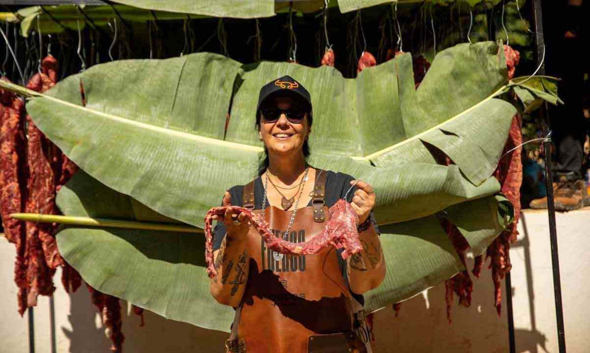 Nesta edição, Paula Labaki volta ao clássico com o cupim casqueirado, servido com farofa de cebola tostada e vinagrete de maçã verde