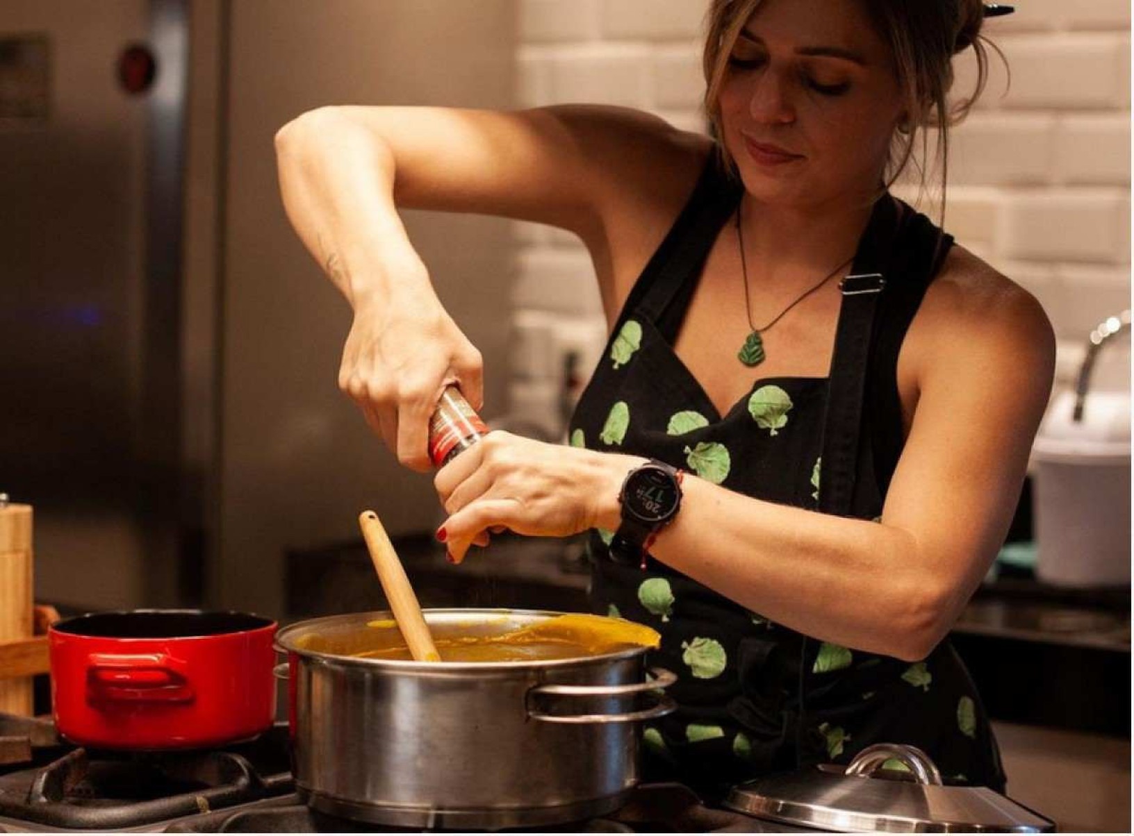 Carolina Fadel participa da curadoria do Gamô Carolina Fadel prepara prato