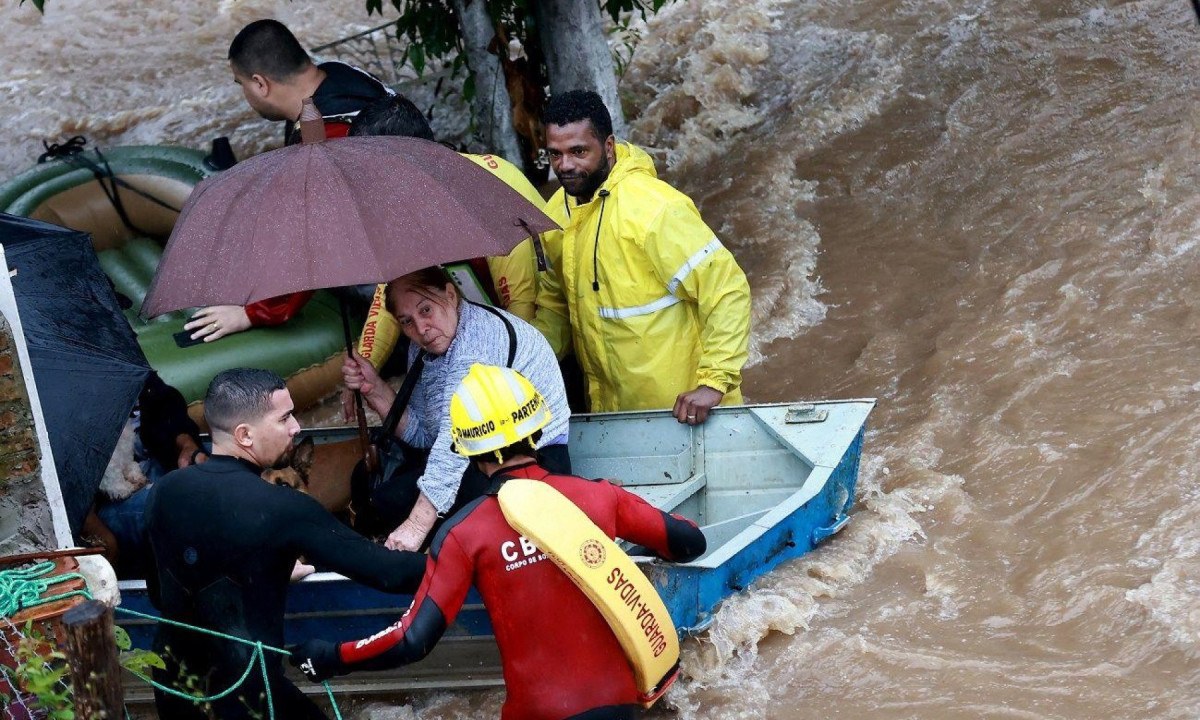 Águas voltaram a subir em Porto Alegre; no bairro de Cavalhada, o córrego não deu conta do fluxo -  (crédito: Reuters)