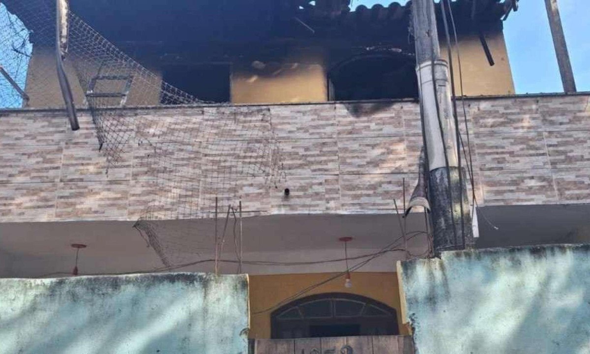 Casa incendiada por adolescente no Rio de Janeiro -  (crédito: Thalysson Martins/Rádio Tupi)