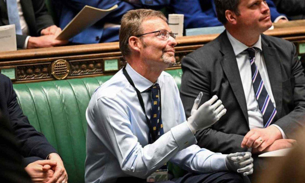 Após amputações, Craig Mackinlay passou a ser chamado de Deputado Biônico -  (crédito: AFP PHOTO / UK Parliament)