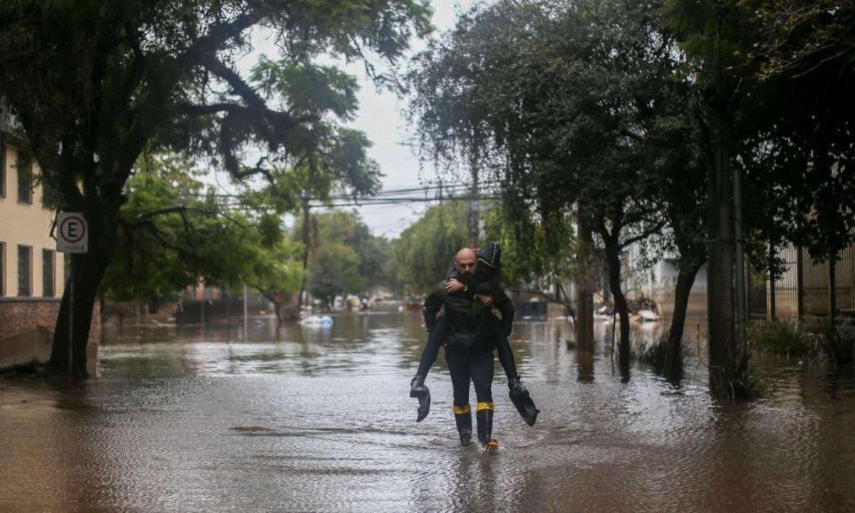 Imagens mostram antes e depois da devastação das enchentes no RS -  (crédito: BBC)