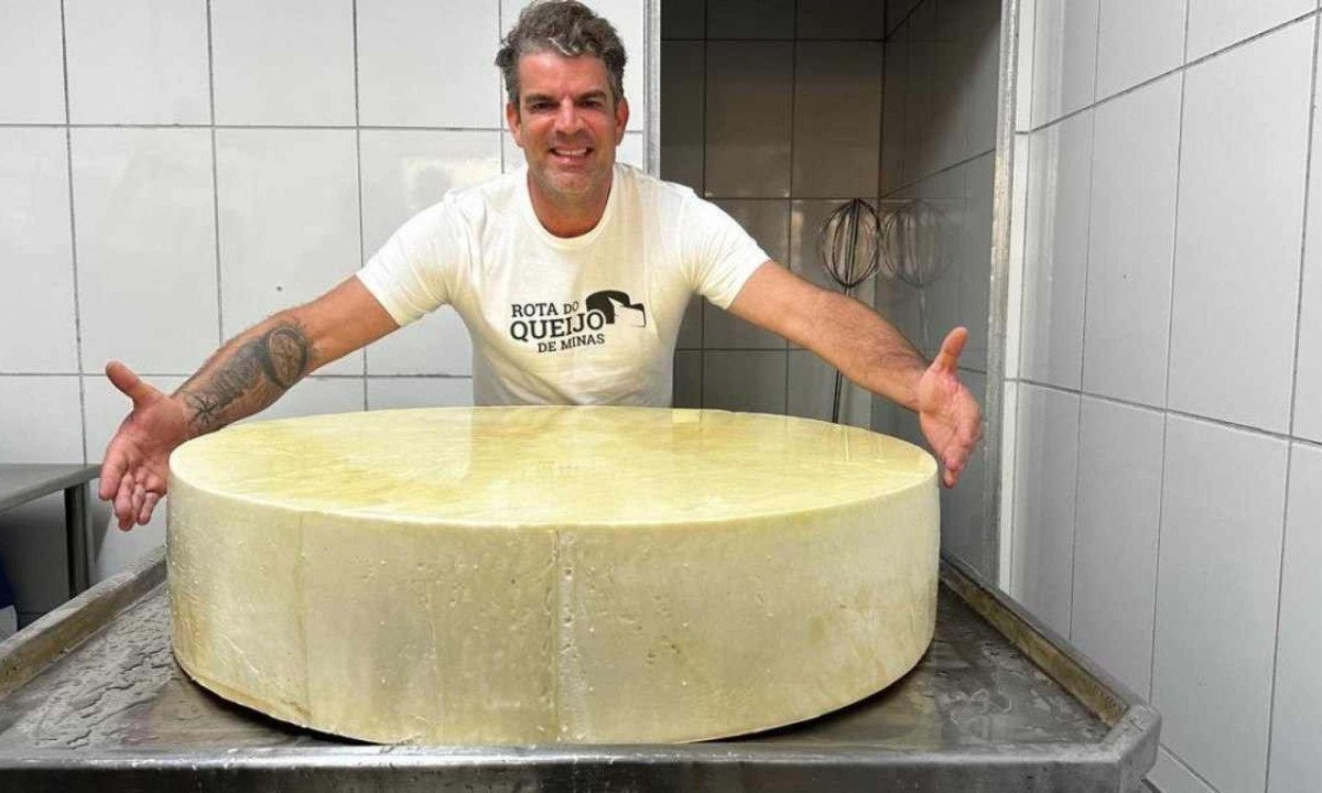 Jordane Macedo, produtor cultural da Rota do Queijo de Minas, com o queijo Soberano da Mantiqueira -  (crédito: Arquivo Pessoal)