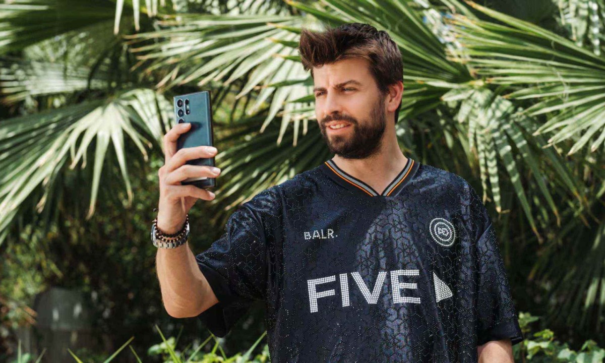 Piqué, ex-Barcelona, veste camisa de futebol com 30 mil cristais Swarovski; saiba valor -  (crédito: No Ataque Internacional)