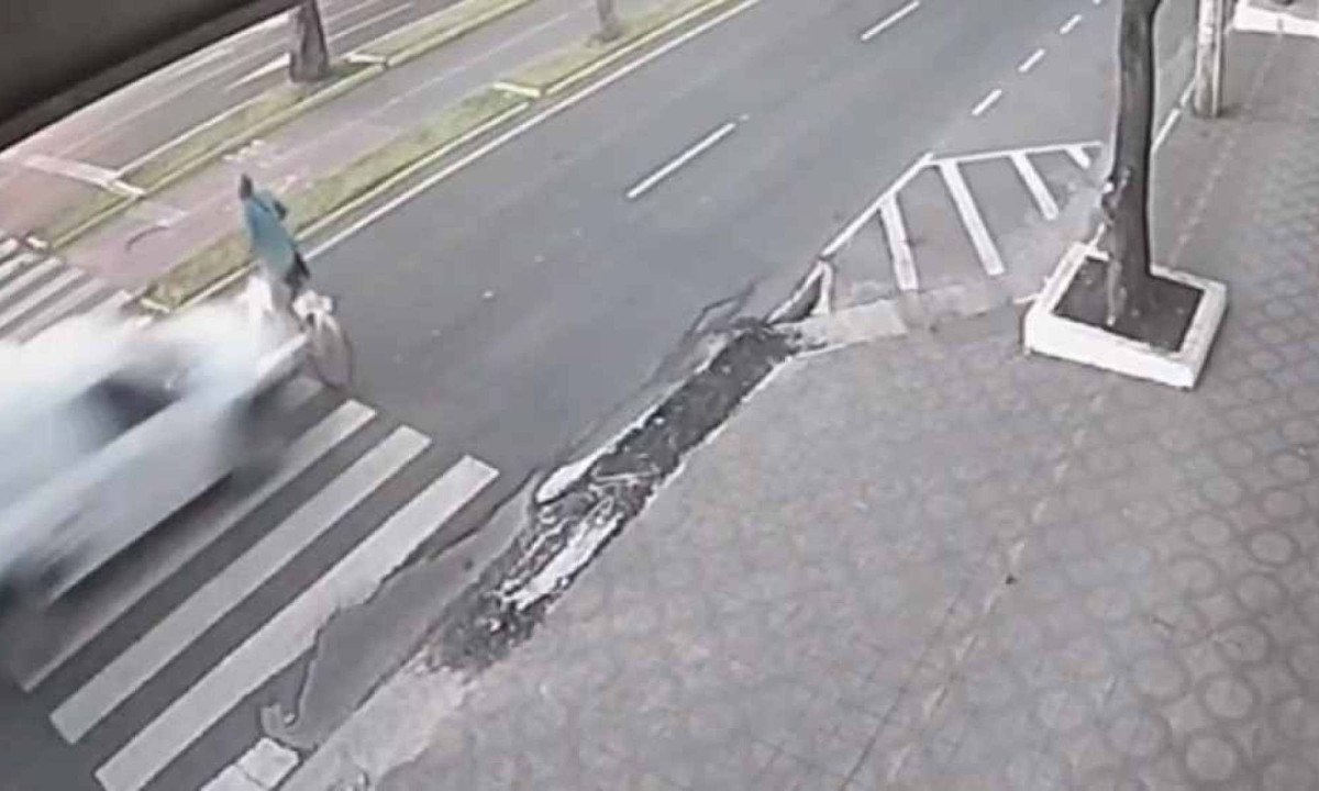 Imagens de câmera de segurança flagraram o momento do acidente em Governador Valadares  -  (crédito: Reprodução redes sociais)