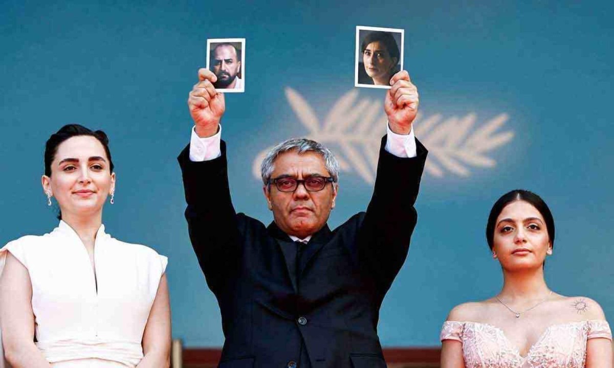 Perseguido em seu país, Rasoulof fugiu para a Alemanha; ele exibiu em Cannes fotos dos atores do filme impedidos de deixar o Irã -  (crédito: Sameer Al-Doumy / AFP)