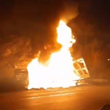 Acidente: carro e caminhão colidem, pegam fogo e interditam BR-381 - Reprodução
