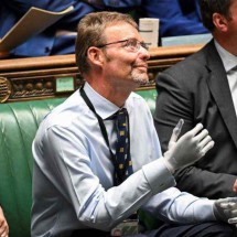 ‘Deputado biônico’: conheça o parlamentar que teve que amputar pés e mãos - AFP PHOTO / UK Parliament