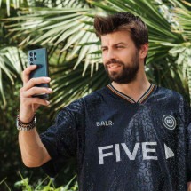 Piqué, ex-Barcelona, veste camisa de futebol com 30 mil cristais Swarovski; saiba valor - No Ataque Internacional