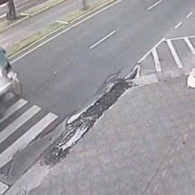 MG: ciclista é atropelado e arremessado por carro; veja momento do acidente - Reprodução redes sociais