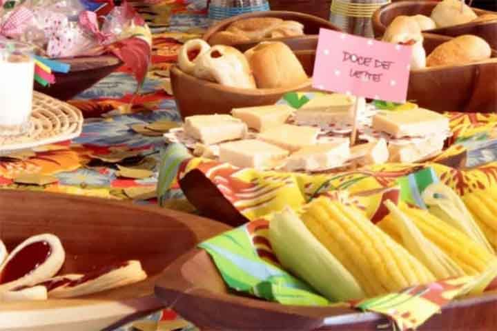 No Brasil, o milho se consolidou como um dos principais símbolos das festas juninas por ser a matéria-prima utilizada em inúmeros pratos dos festejos. Entre eles, pipoca, pamonha, canjica, cuscuz e milho cozido.