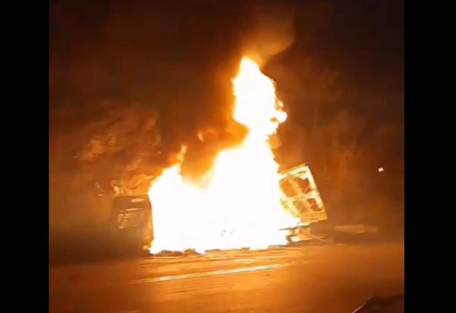 Acidente: carro e caminhão colidem, pegam fogo e interditam BR-381