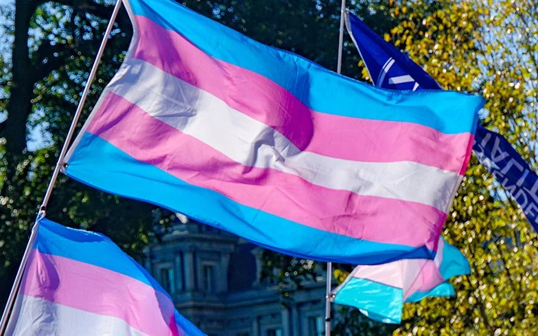 Justiça assegura uso contínuo de medicamento para homem trans