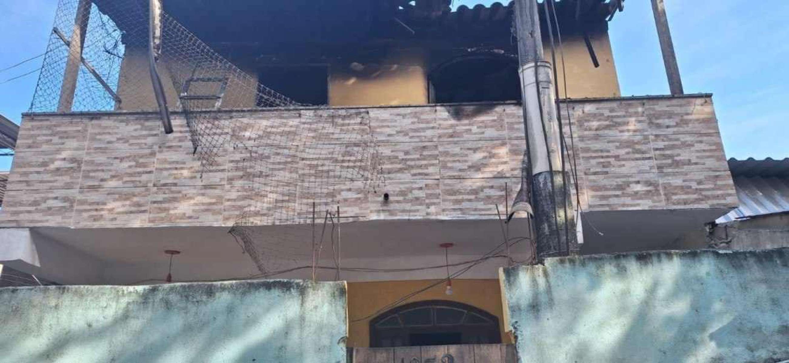 Adolescente mata pais e incendeia casa em Jacarepaguá