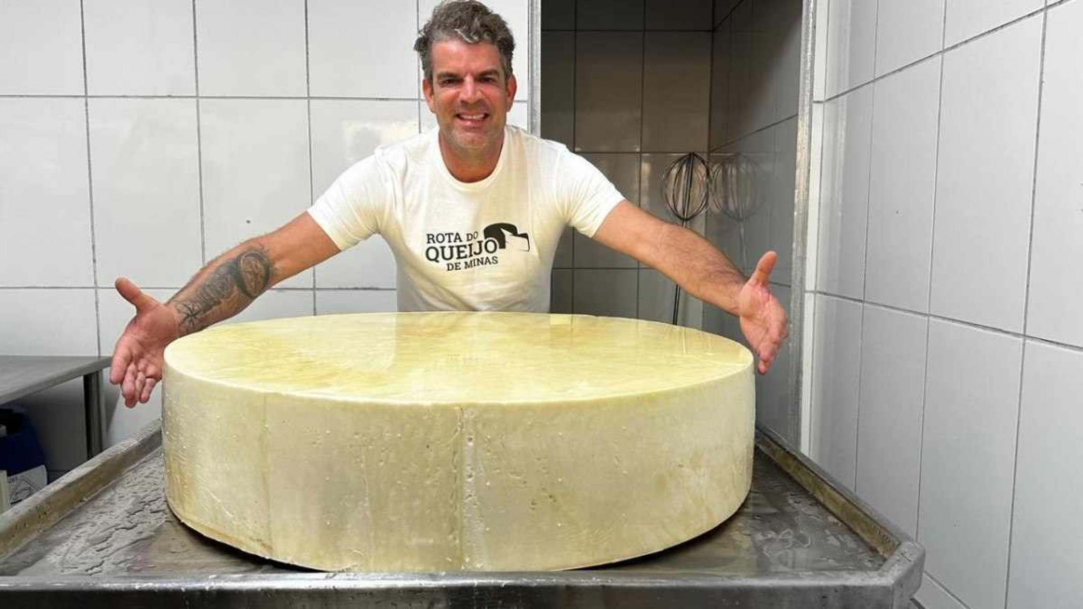 Mineiro faz o maior queijo da Mantiqueira: 130kg
