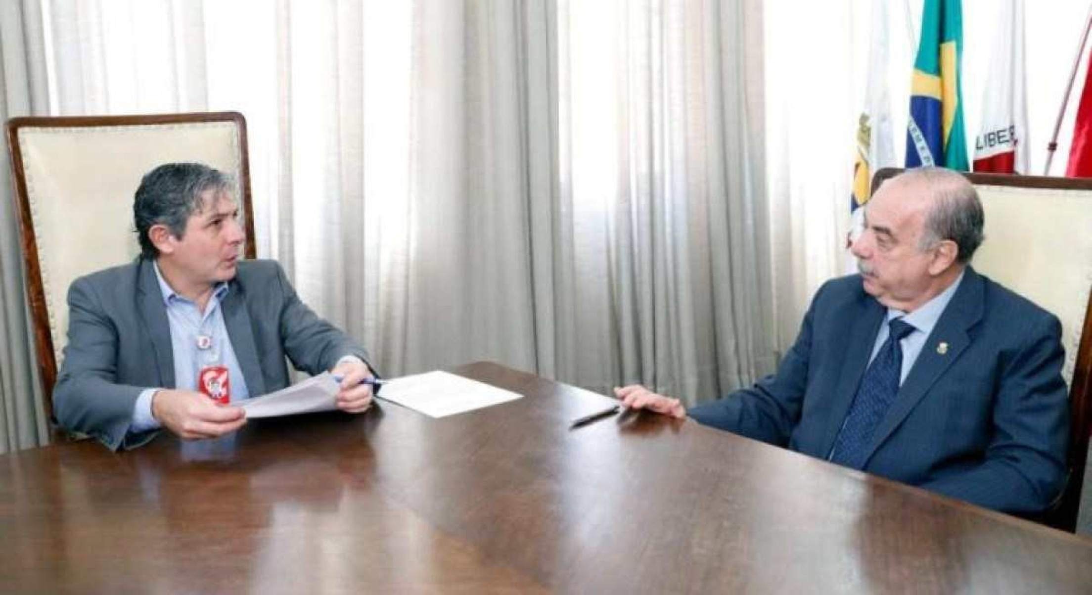 O acordo foi assinado pelo provedor da Santa Casa, Roberto Otto Augusto de Lima (à esquerda) e pelo prefeito de Belo Horizonte Fuad Noman (à direita) nesta quinta-feira (23/5)