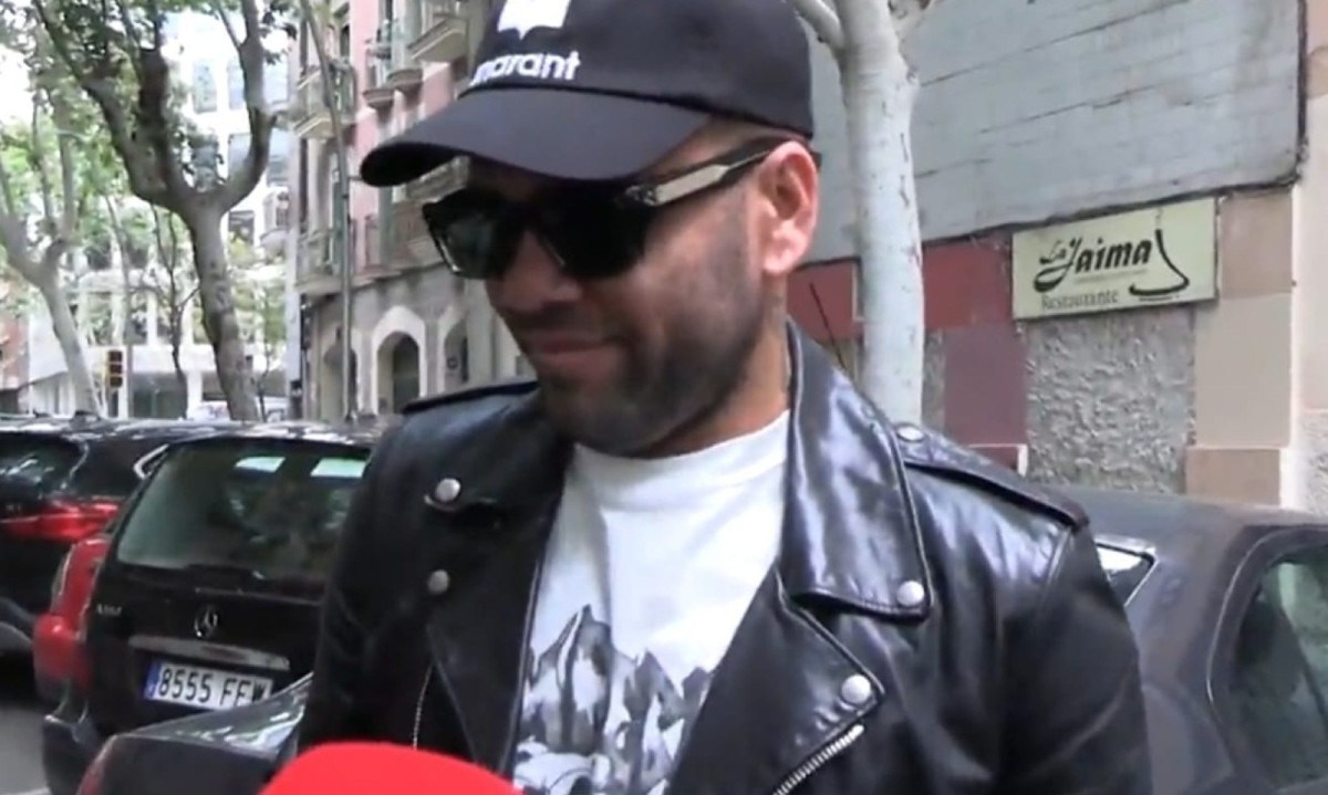 Daniel Alves quebra silÃªncio sobre ‘fuga’ de Barcelona -  (crédito: No Ataque Internacional)