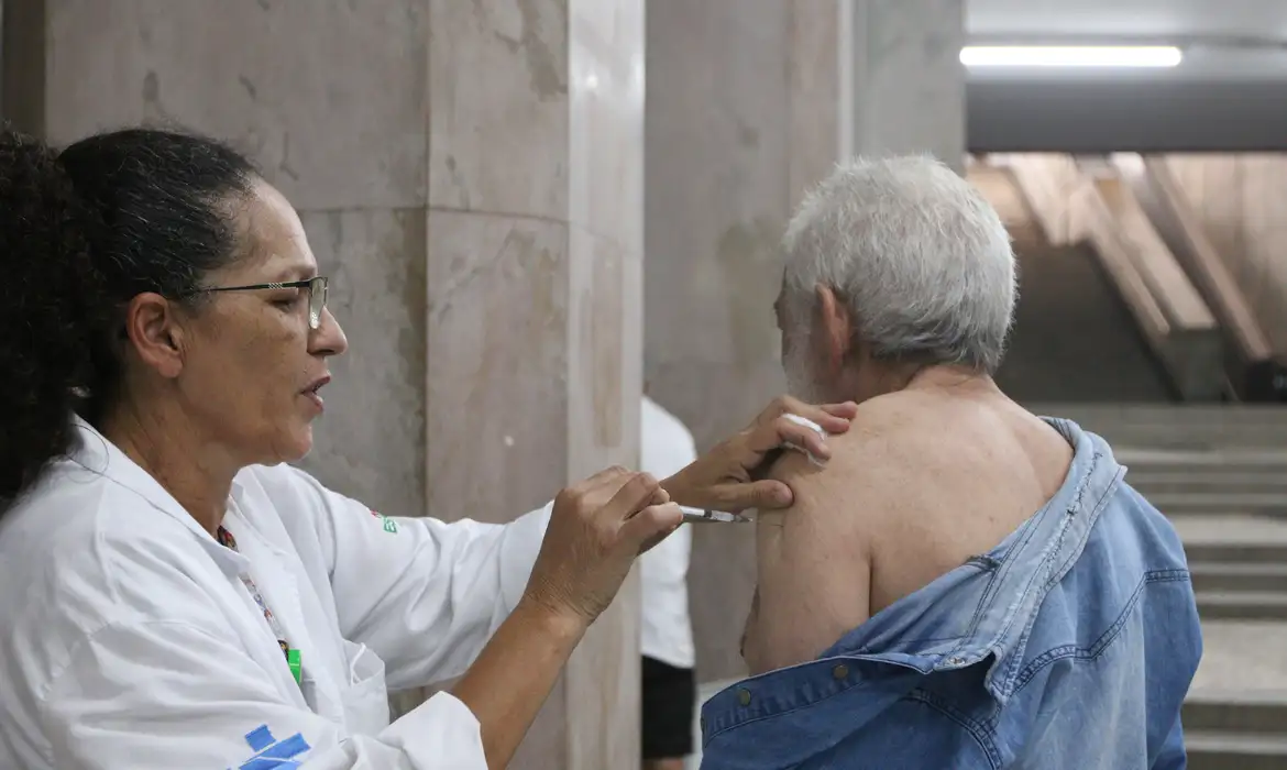 Ministério da Saúde inicia nova campanha de vacinação contra covid-19 -  (crédito: EBC - Últimas Notícias)