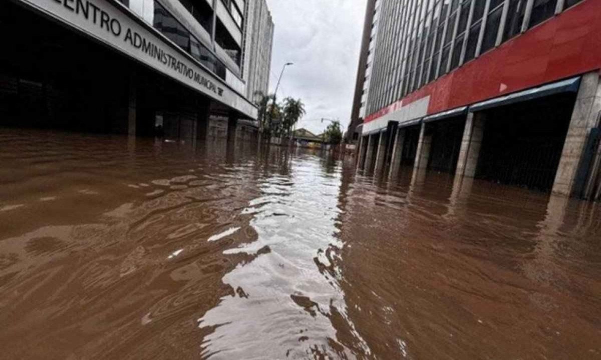 Parte do Centro de Porto Alegre continuava semi submerso. Em alguns pontos, a inundação encobria quase totalmente a entrada dos prédios comerciais -  (crédito: Henrique Lessa/CB/D.A Press)