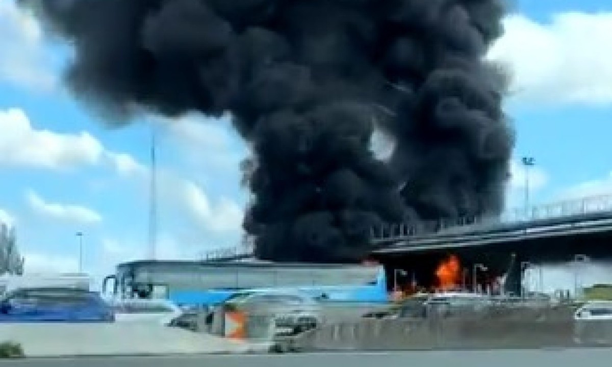 Confronto entre torcidas de Lyon e PSG termina com feridos e ônibus incendiado -  (crédito: No Ataque Internacional)