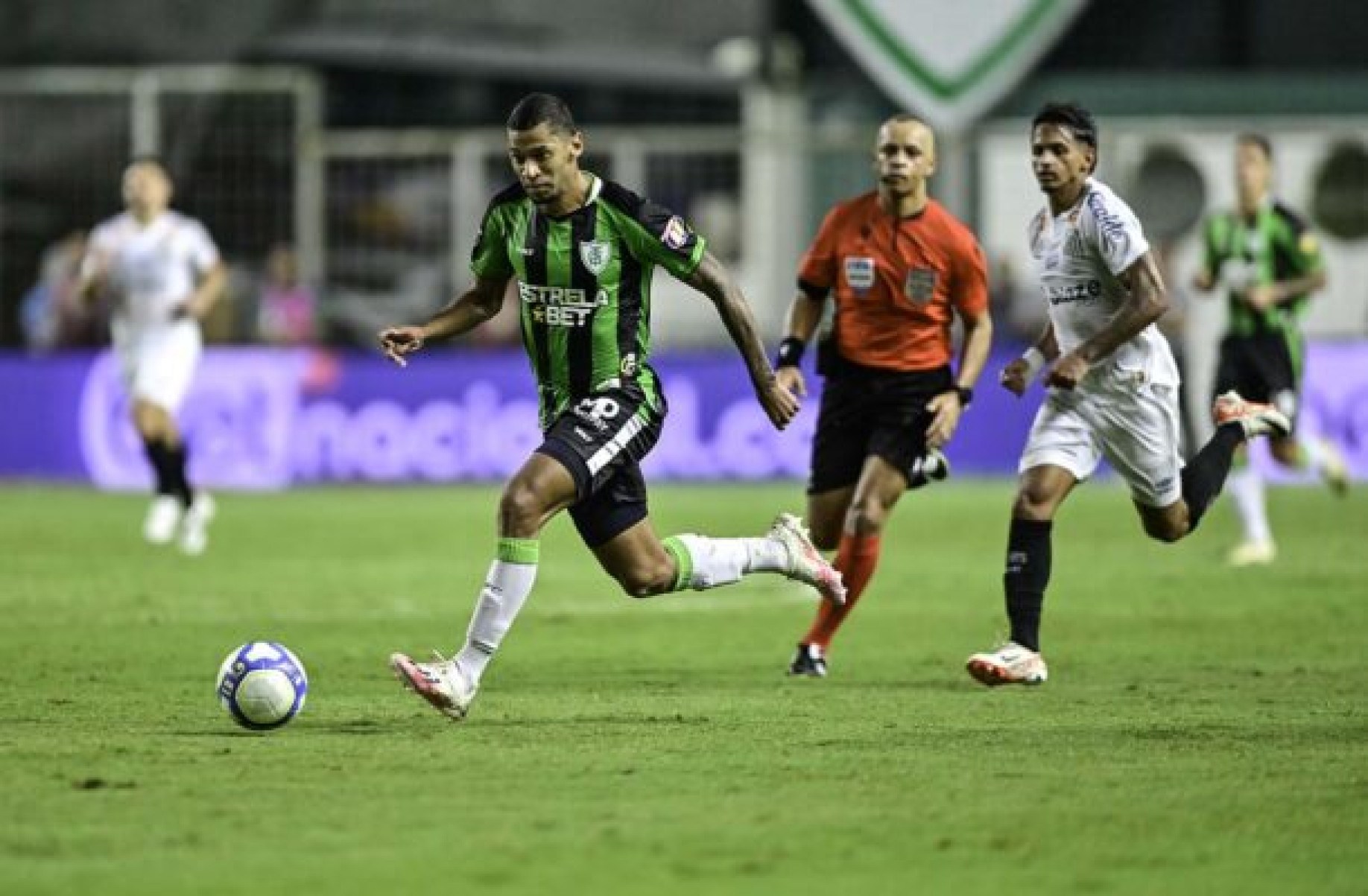 América-MG x Santos: súmula não cita polêmica em gol e consta expulsão fora de campo