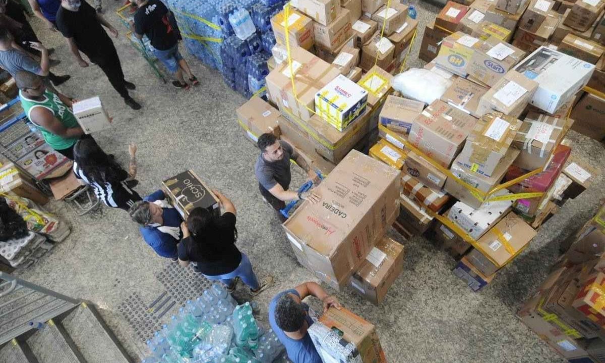 A água potável e os alimentos lideram a lista de doações que chegaram ao Rio Grande do Sul para os afetados pelas enchentes -  (crédito: Alexandre Guzanshe/EM/D.A. Press)