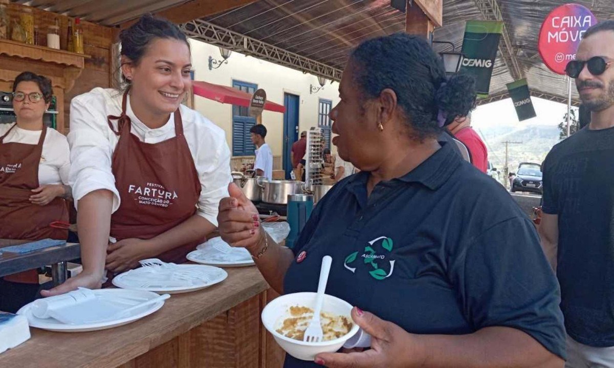 Encontro de gerações: chef Bruna Resende, da Porca Voadora, recebe o carinho da cozinheira Carmem de Jesus, durante o Fartura de Conceição -  (crédito: Carlos Altman)