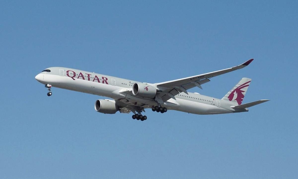 Seis tripulantes e seis passageiros ficaram feridos durante turbulência em voo da Qatar Airways -  (crédito: KARIM JAAFAR/AFP)