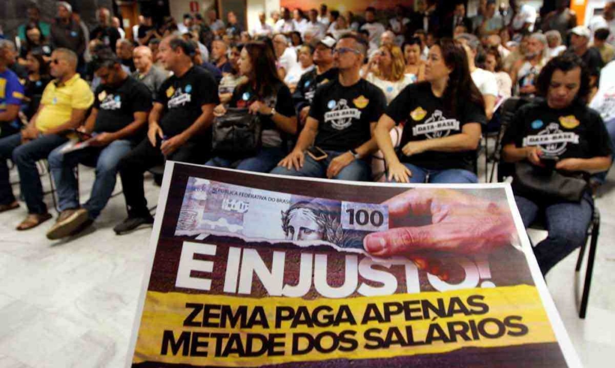 Protesto de servidores da educação na almg: categoria diz que estado paga abaixo do piso -  (crédito: Jair Amaral/EM/D.A Press)