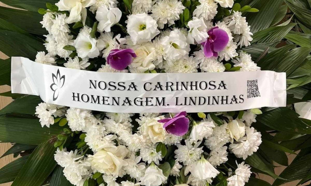 Com raras orquídeas e muitos crisântemos, esta foi a coroa de flores que chegou ao velório - (crédito: Acervo pessoal)
Com raras orquídeas e muitos crisântemos, esta foi a coroa de flores que chegou ao velório - (crédito: Acervo pessoal)