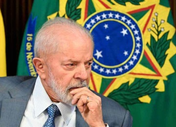 Lula insiste em forçar a Petrobras a direcionar a maior parte de seus recursos à reestatização de refinarias que servem apenas à expansão da carbonização da sociedade -  (crédito: EVARISTO SÁ/AFP)