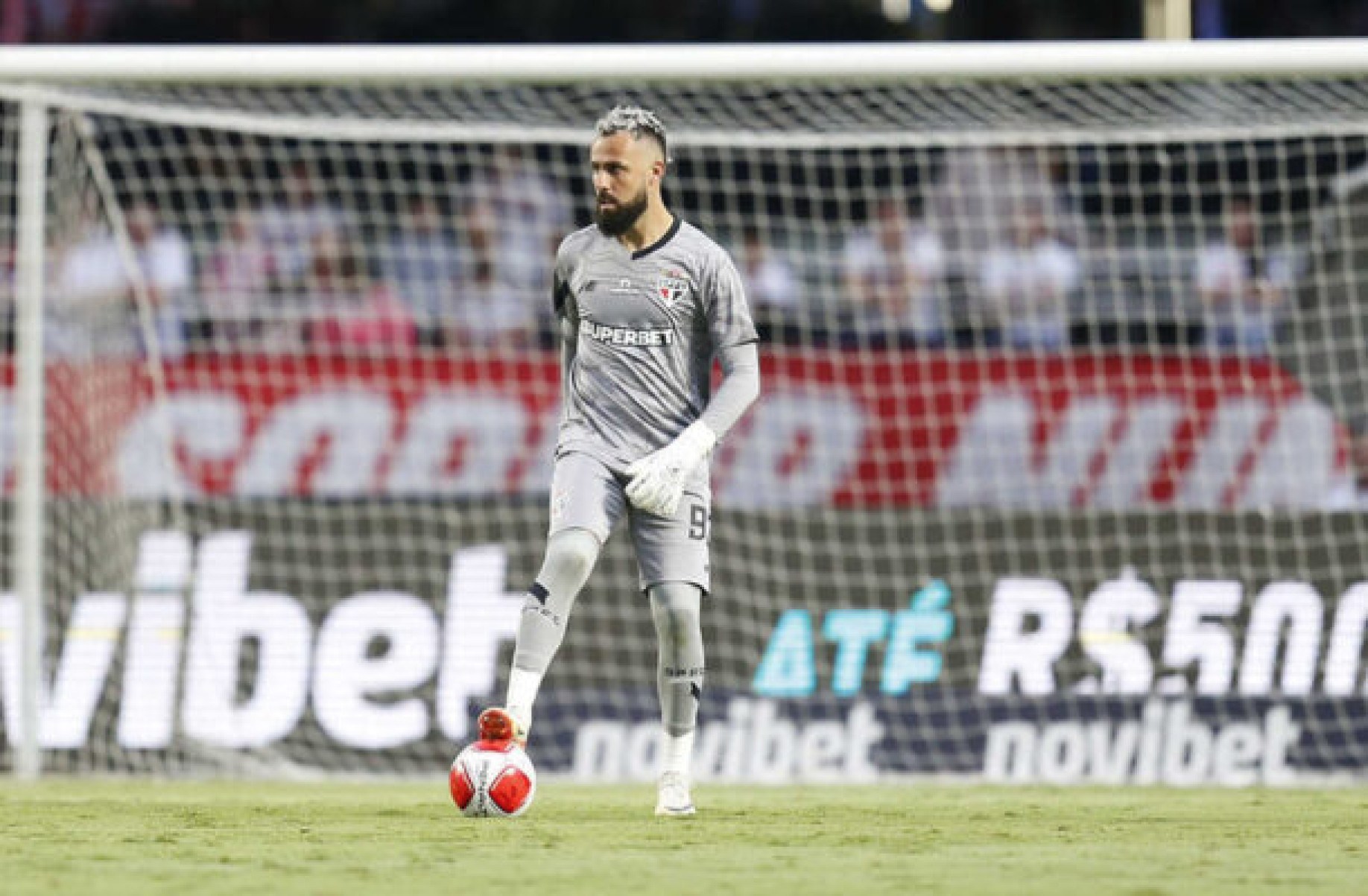 Jandrei será titular do São Paulo na ausência de Rafael