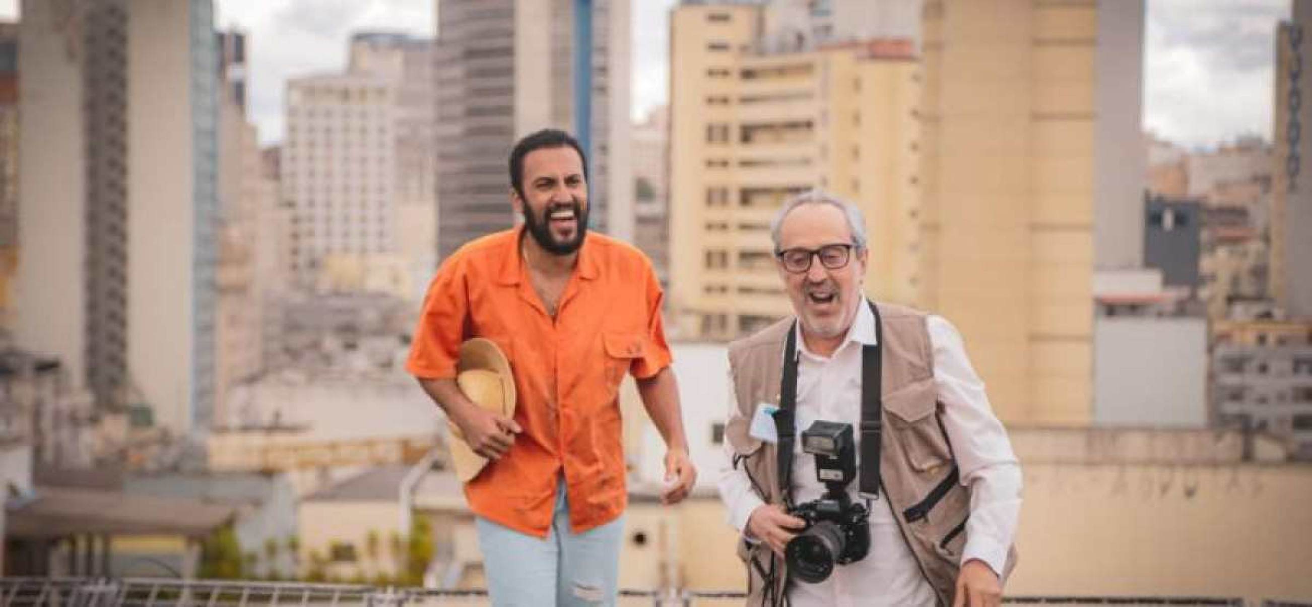 Os atores Ricardo Tenório e Ary França em cena de "Notícias populares"