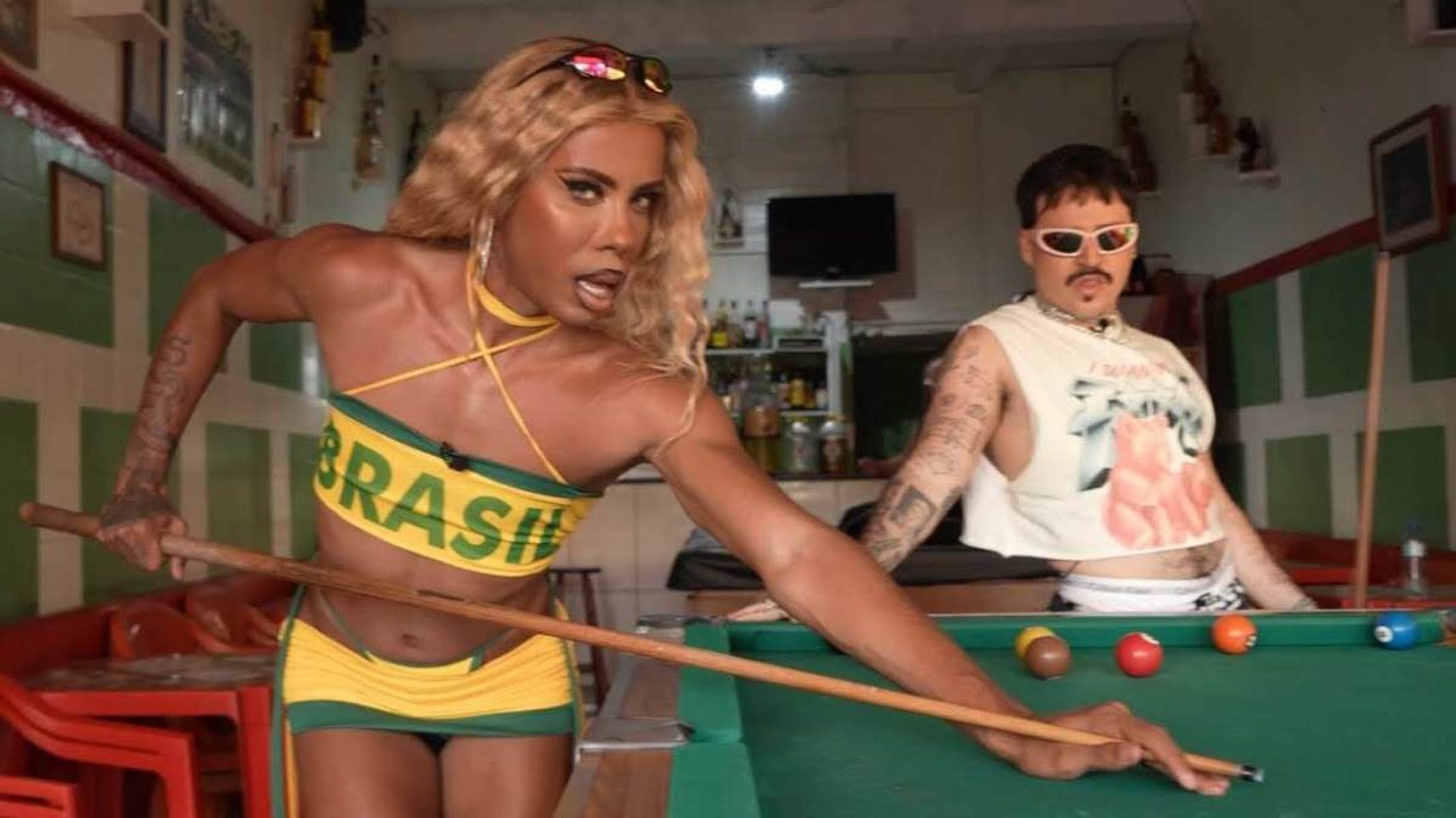 Bianca Dellafancy e Rafa Chalub jogam sinuca no botequim