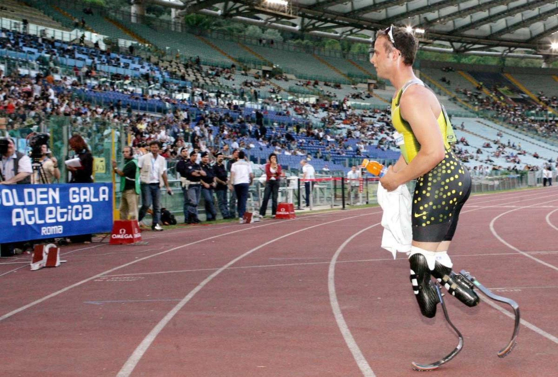 Atleta Oscar Pistorius usa próteses nas duas pernas para correr