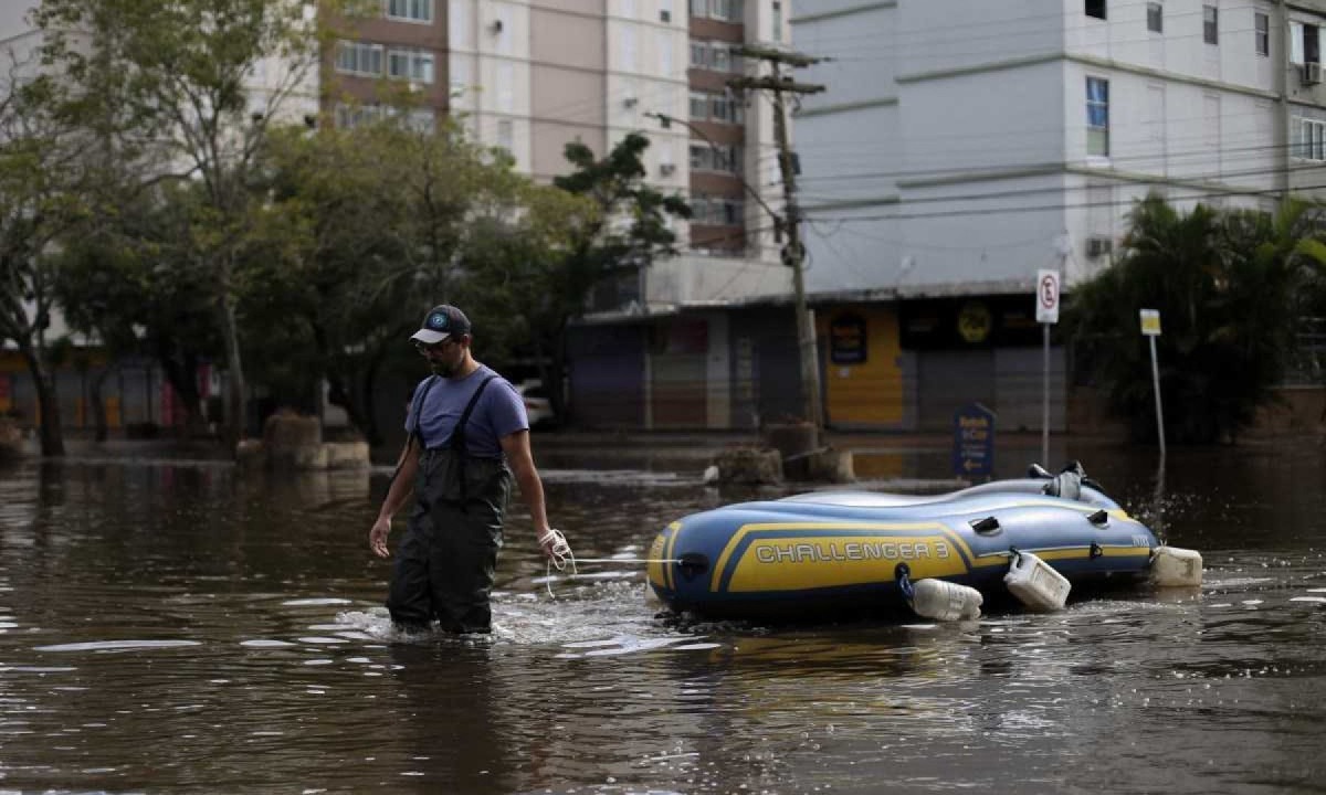 Homem usa barco para transportar suprimentos em uma rua inundada em Porto Alegre, no Rio Grande do Sul   -  (crédito: ANSELMO CUNHA / AFP)