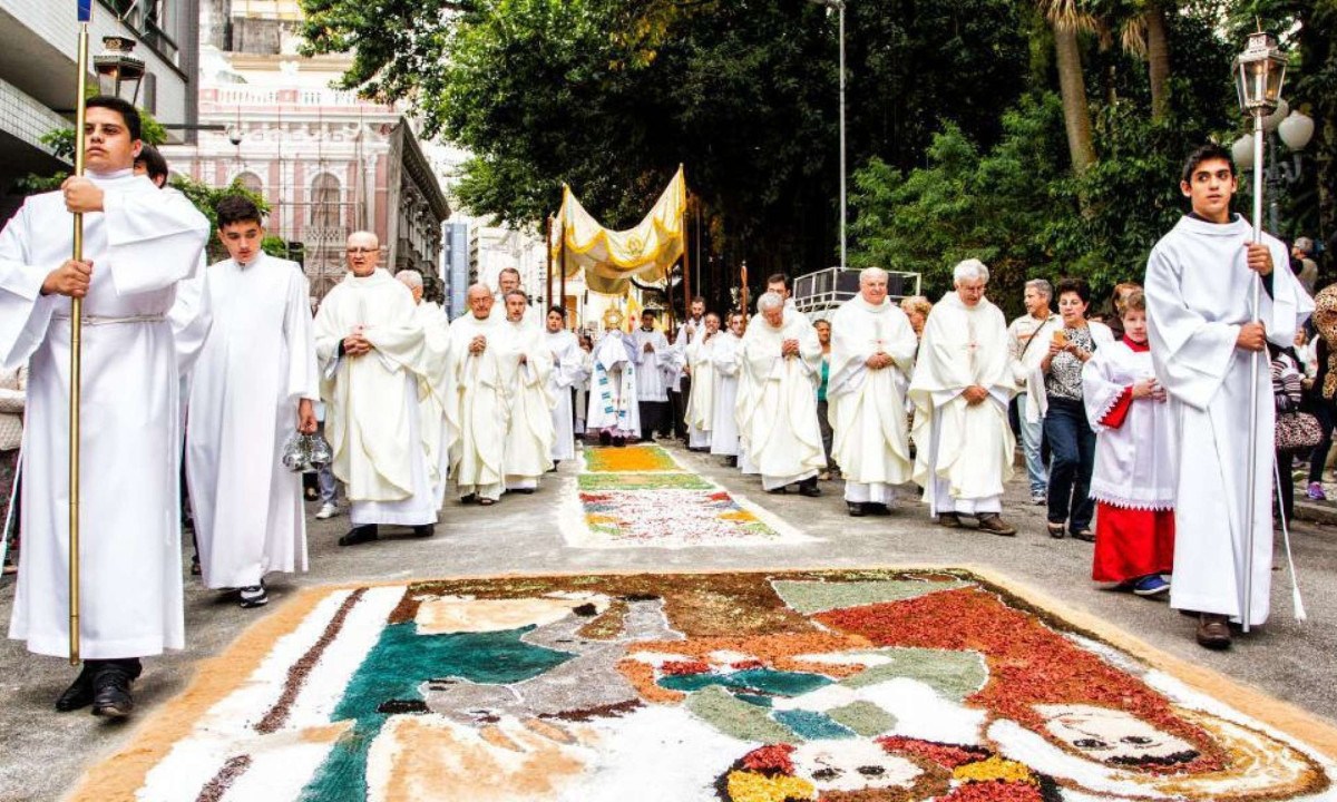 Os tapetes de Corpus Christi são uma tradição popular, comum em várias cidades do Brasil  -  (crédito:  DOUGLAS MAGNO/AFP via Getty Images)