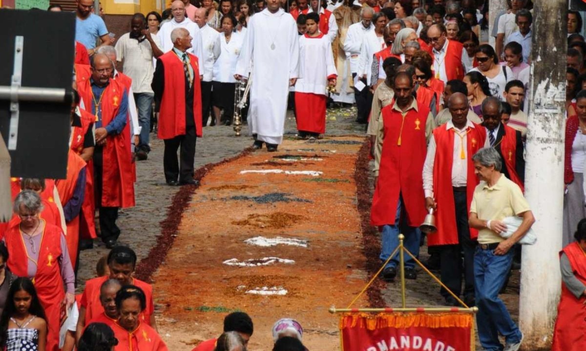 
    Sabará celebra Corpus Christi colorindo suas ruas com tapetes de serragem
 -  (crédito:  Euler Junior/EM)