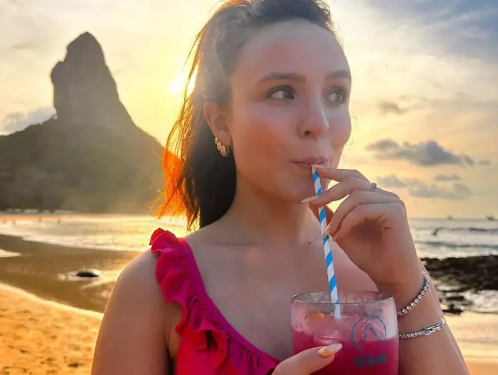 Larissa Manoela se refresca em praia paradisíaca -  (crédito: Reprodução/Instagram)