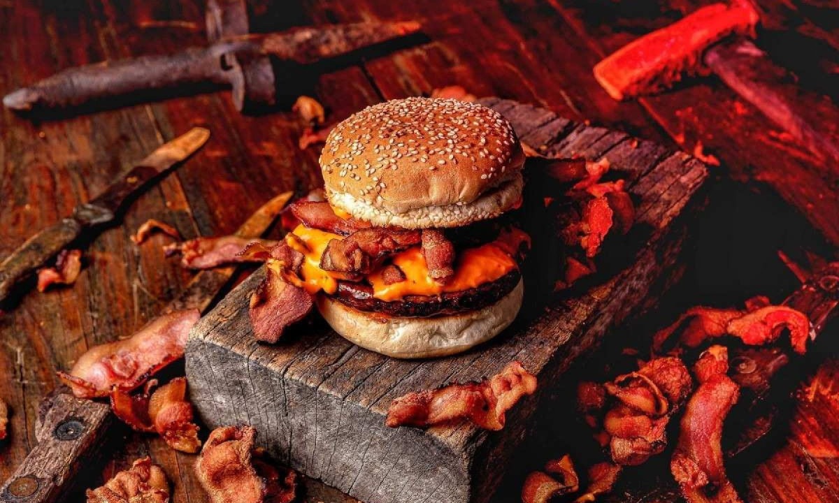  Porks Bacon Burger: burger de 100g de costelinha de porco, maionese, creme de cheddar e tiras de bacon crocante -  (crédito: Leonardo Ribeiro/DivulgaÃ§Ã£o)