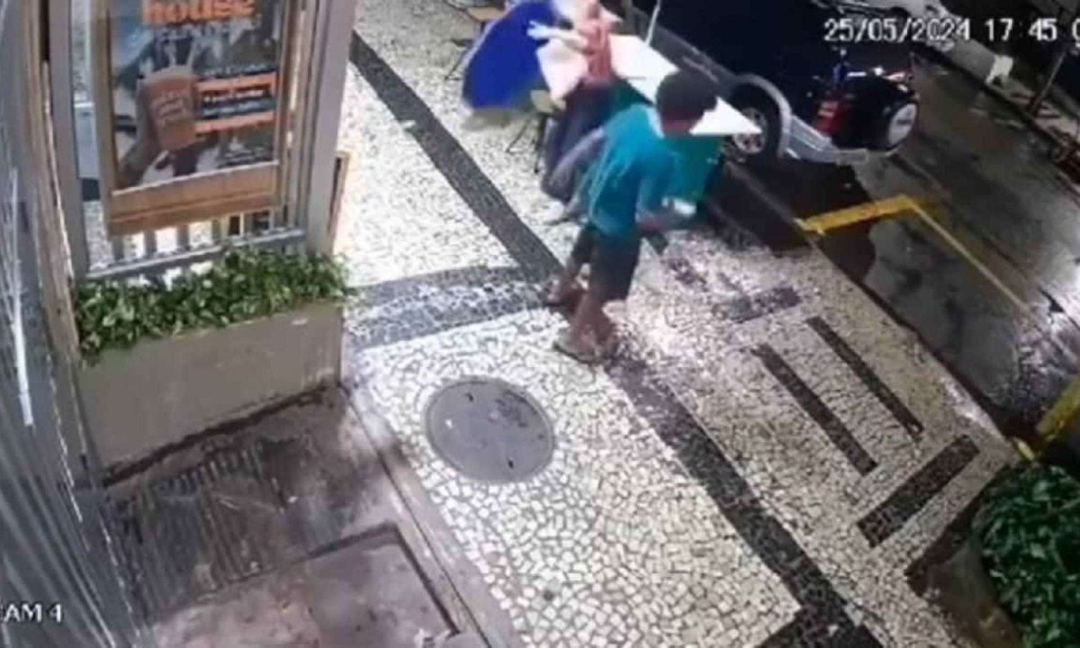  Homem foi autuado por agressão e liberado, no Rio de Janeiro -  (crédito: Reprodução/Vídeo )