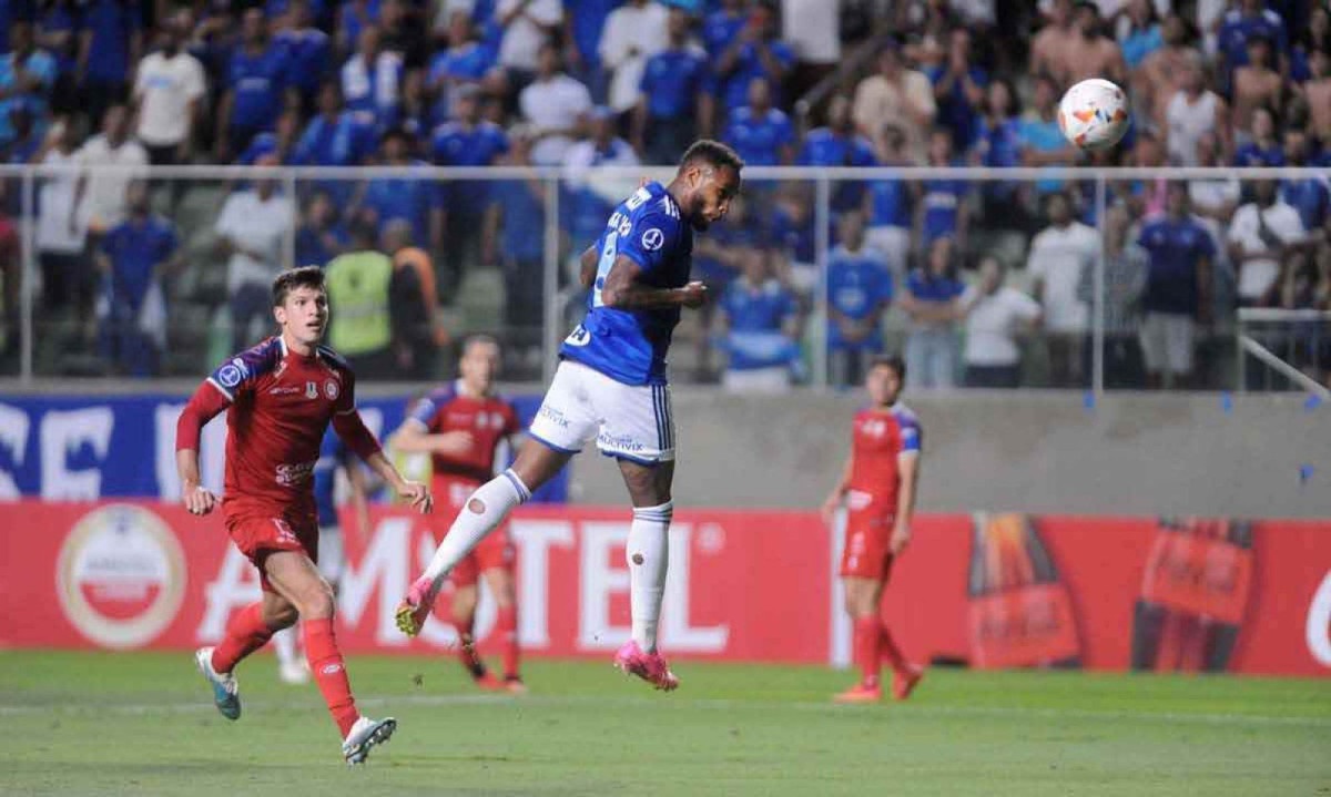 Sem o Mineirão, ocupado por apresentação de tenor italiano, Cruzeiro venceu o Unión La Calera no estádio Independência -  (crédito: Alexandre Guzanshe/EM/D.A. Press)