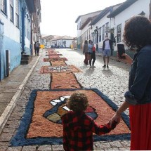 Sabará celebra Corpus Christi colorindo suas ruas com tapetes de serragem - JairAmaral/EM