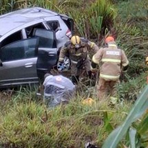 Carro cai em ribanceira e motorista abandona passageiro em rodovia de MG  - Redes sociais/Reprodução