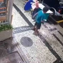 Morador de rua joga idosa no chão depois de pedir dinheiro; vídeo   - Reprodução/Vídeo 