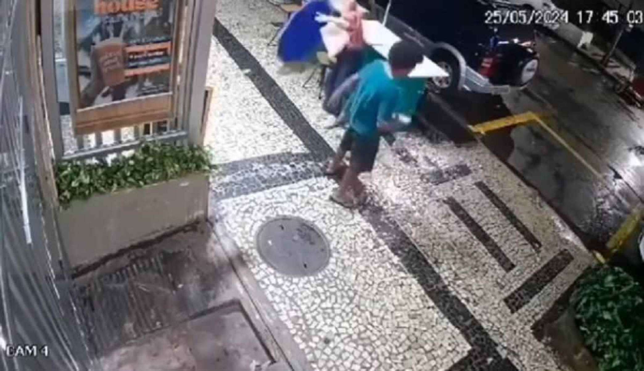 Morador de rua joga idosa no chão depois de pedir dinheiro; vídeo  