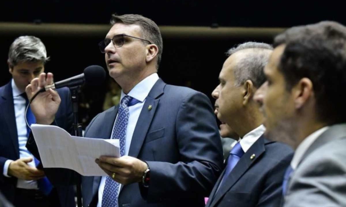 O trecho foi incluído na LDO por meio de uma emenda apresentada pelo senador Flávio Bolsonaro (PL-RJ) -  (crédito: Waldemir Barreto/Agência Senado)