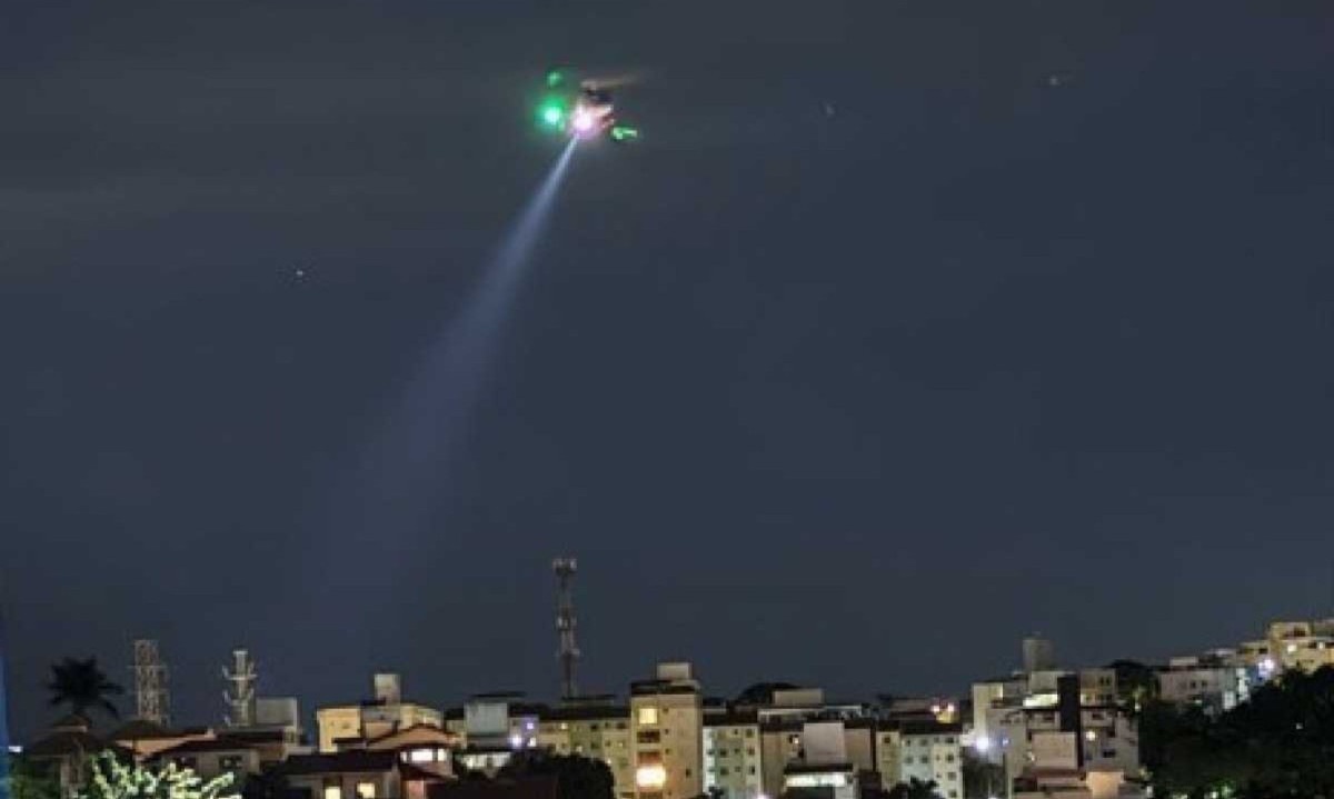 Helicóptero da Policia Militar foi acionado para ajudar no rastreamento dos suspeitos de roubo que se envolveram em acidente no bairro Castelo -  (crédito: Redes Sociais)